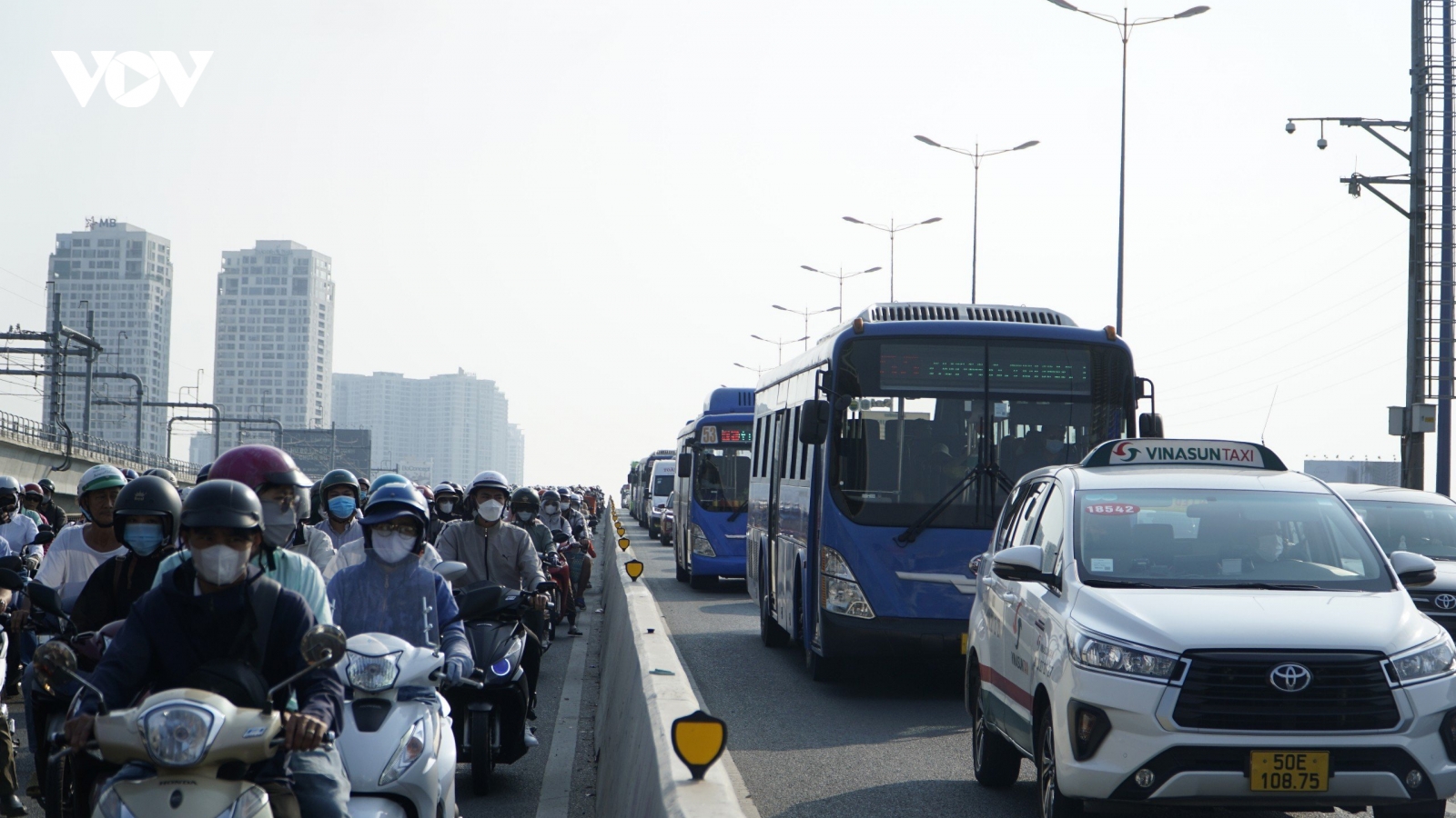 Cầu Sài Gòn ùn ứ vì container tông dải phân cách
