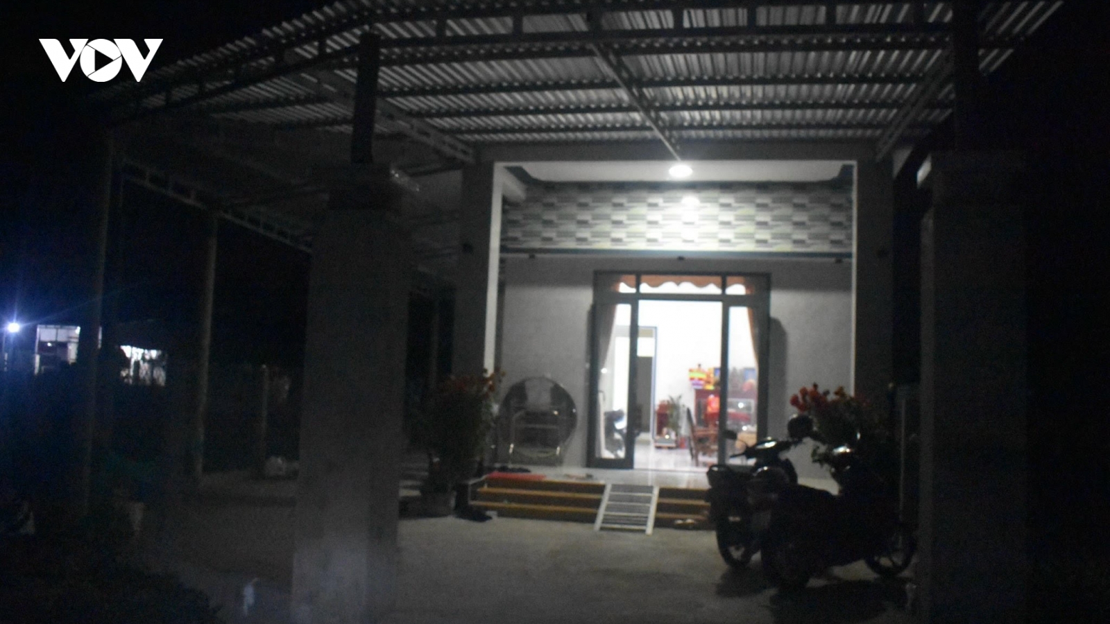 Đón con về nhà ngoại chơi Tết, vợ bị chồng đâm tử vong