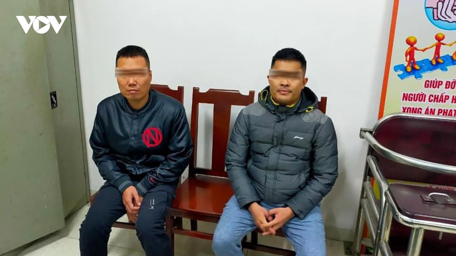 Hai người đi xe máy cà khịa, hành hung người trên đường Vành đai 2 khai gì?