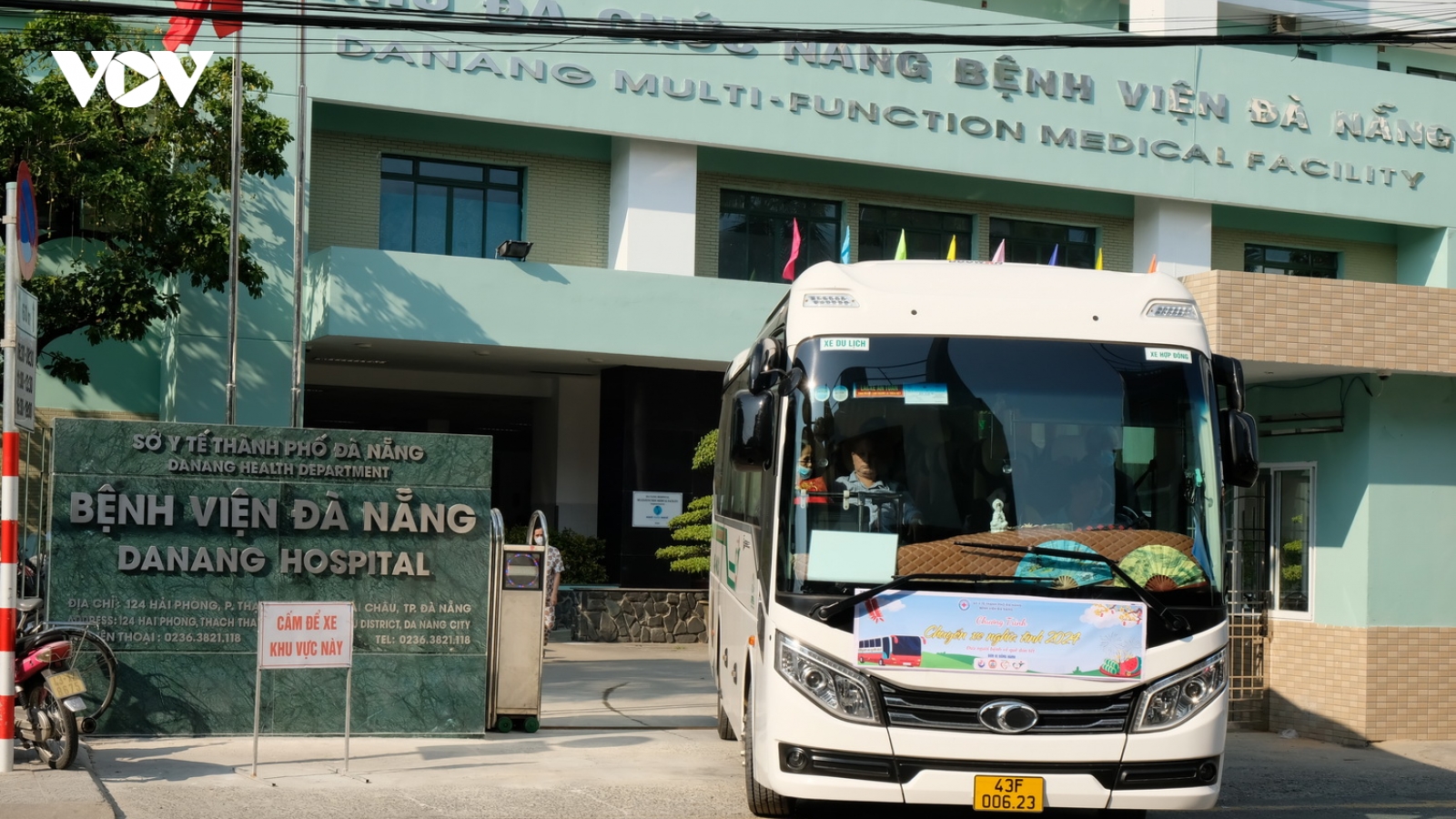 Chuyến xe nghĩa tình đưa bệnh nhân nghèo về quê ăn Tết