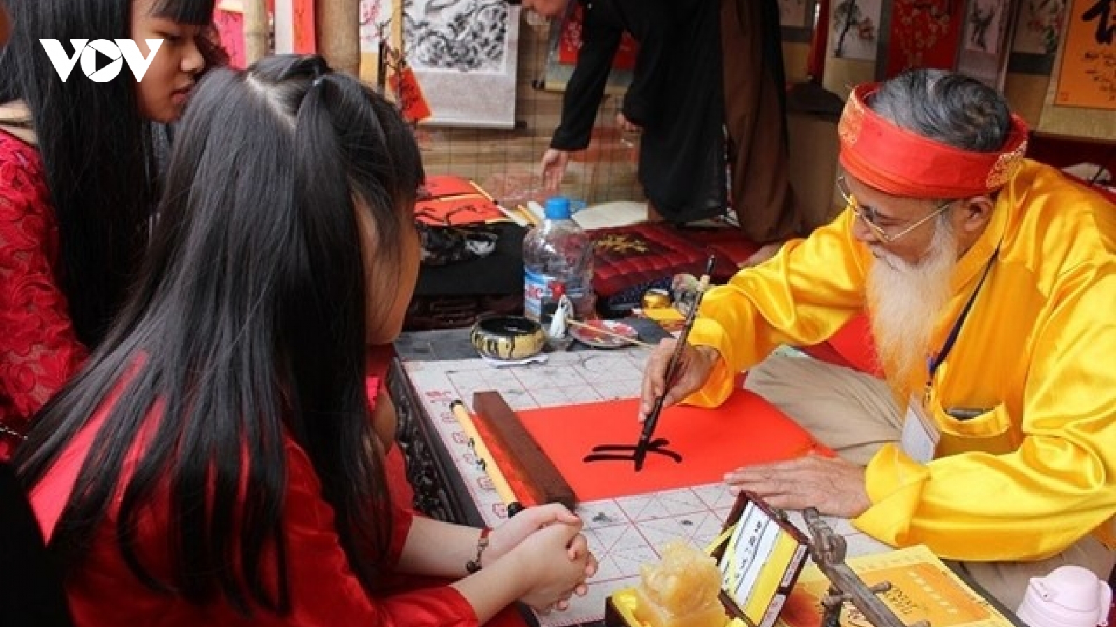 Đầu năm xin chữ ông đồ