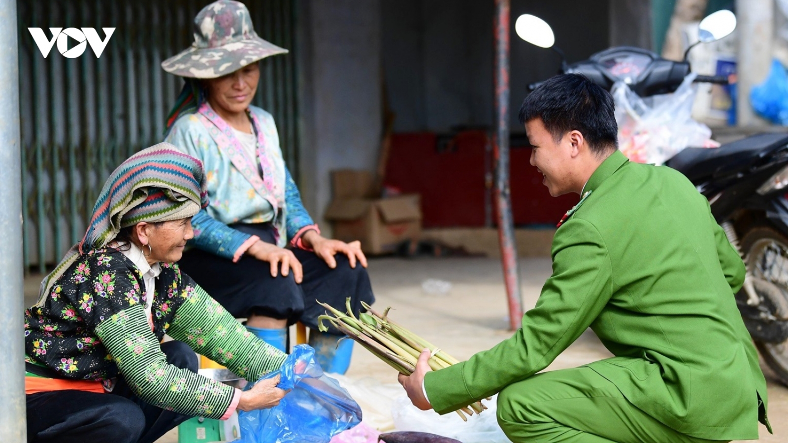 Thượng úy công an người dân tộc Thái: “Phục vụ người dân như người thân của mình”
