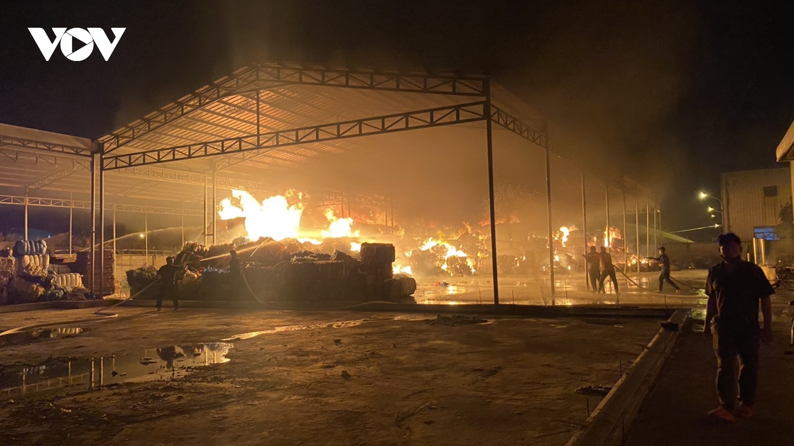 Cháy lớn tại nhà máy 1000 m2 trong khu công nghiệp Long Giang ở Tiền Giang