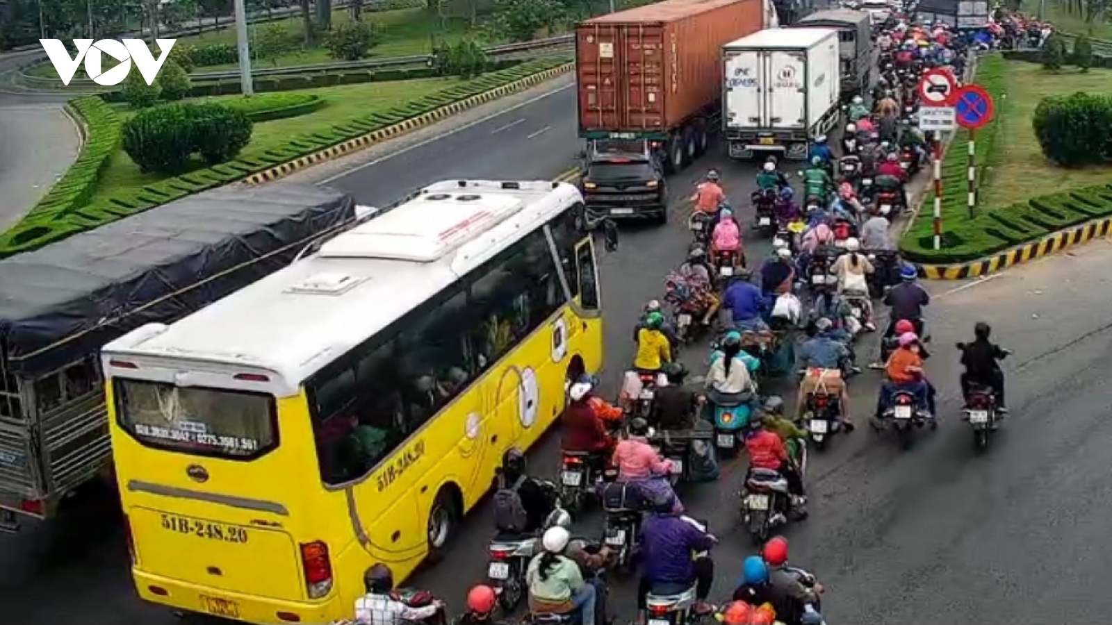 Bến Tre, Tiền Giang xảy ra ùn tắc giao thông liên tục tại khu vực cầu Rạch Miễu