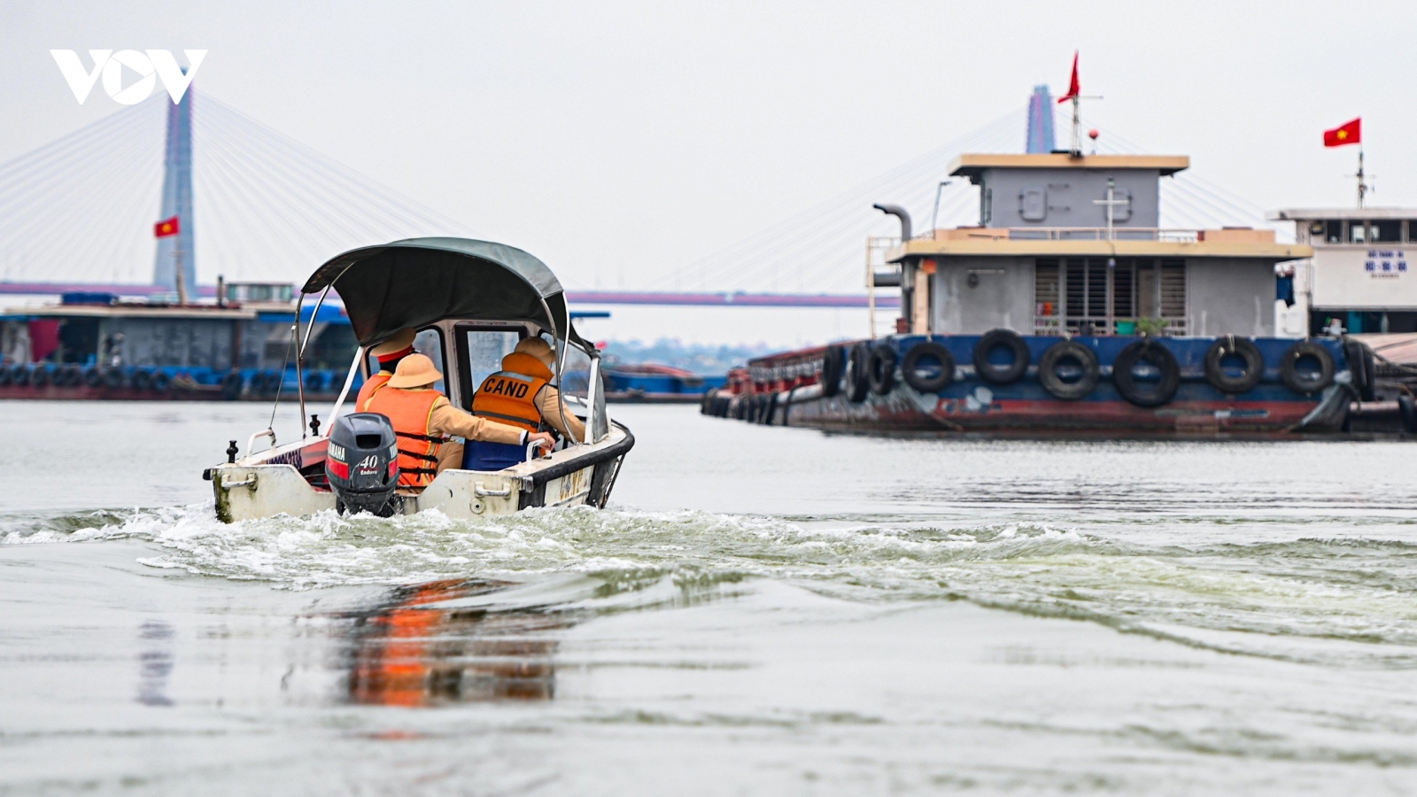 Tăng cường xử lý vi phạm các tàu thuyền trên sông Hồng