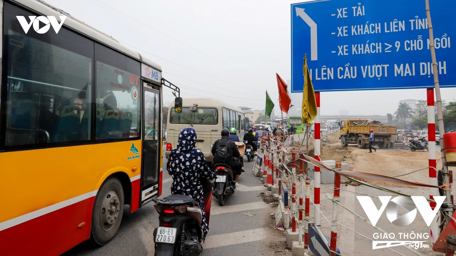 Thi công 2 cầu vượt thép Mai Dịch: Ùn tắc liên tục, kéo dài