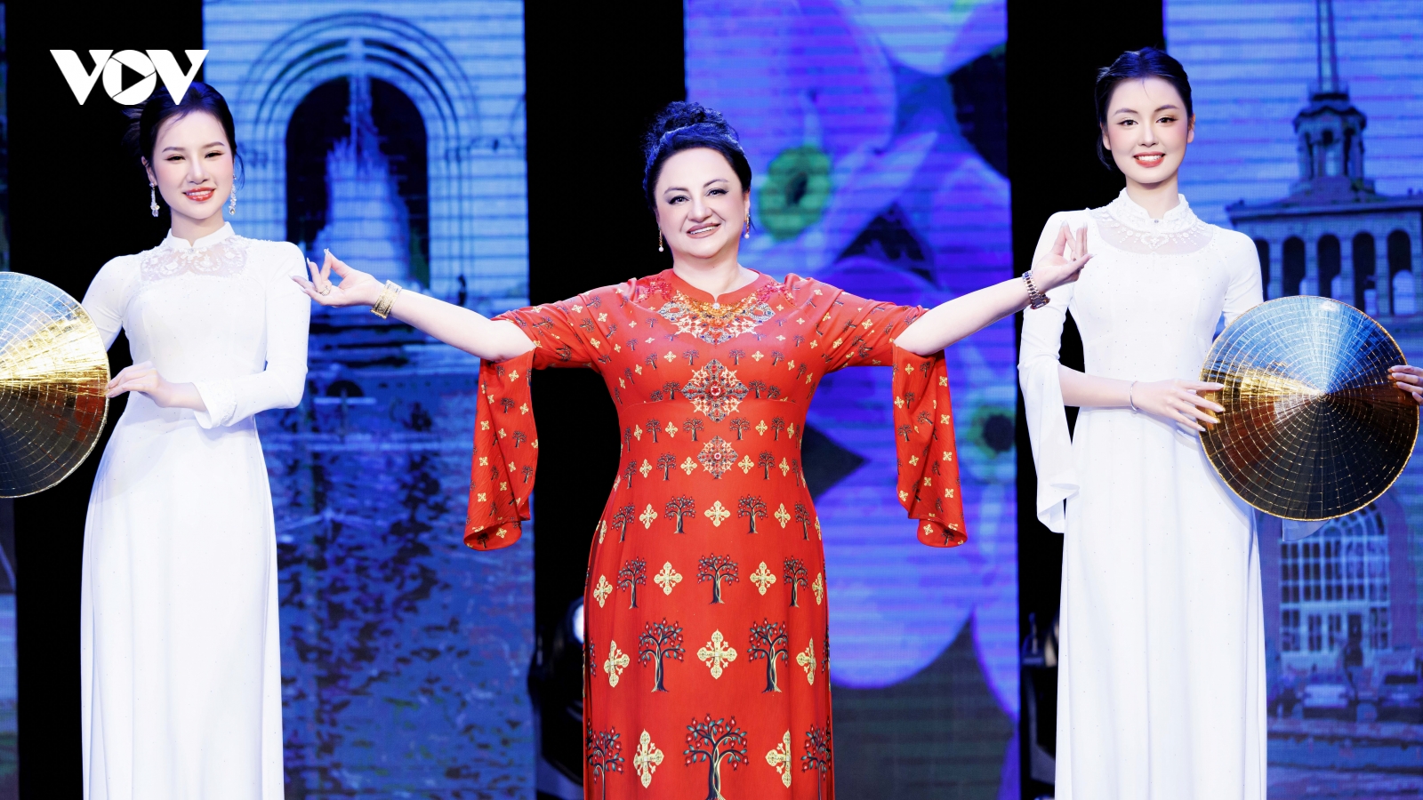 "Hương sắc Việt Nam" tôn vinh tà áo dài của người phụ nữ Việt