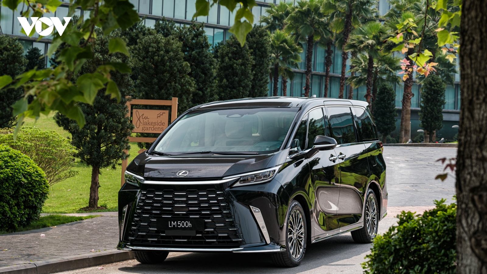 Lexus LM500h thế hệ mới ra mắt tại Việt Nam