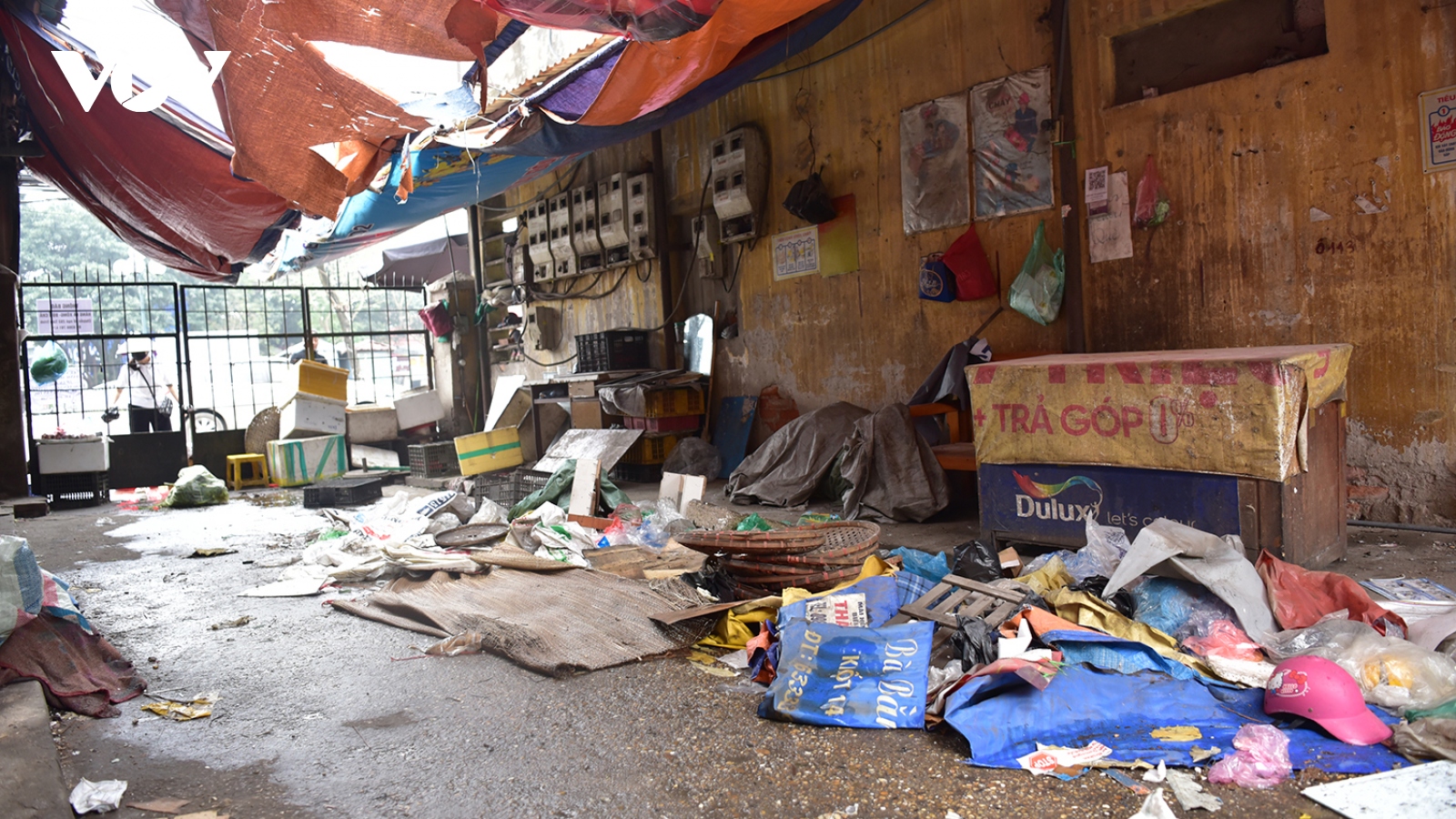 Chợ Mai Động nhếch nhác, ngập rác thải trước thời điểm bị dỡ bỏ