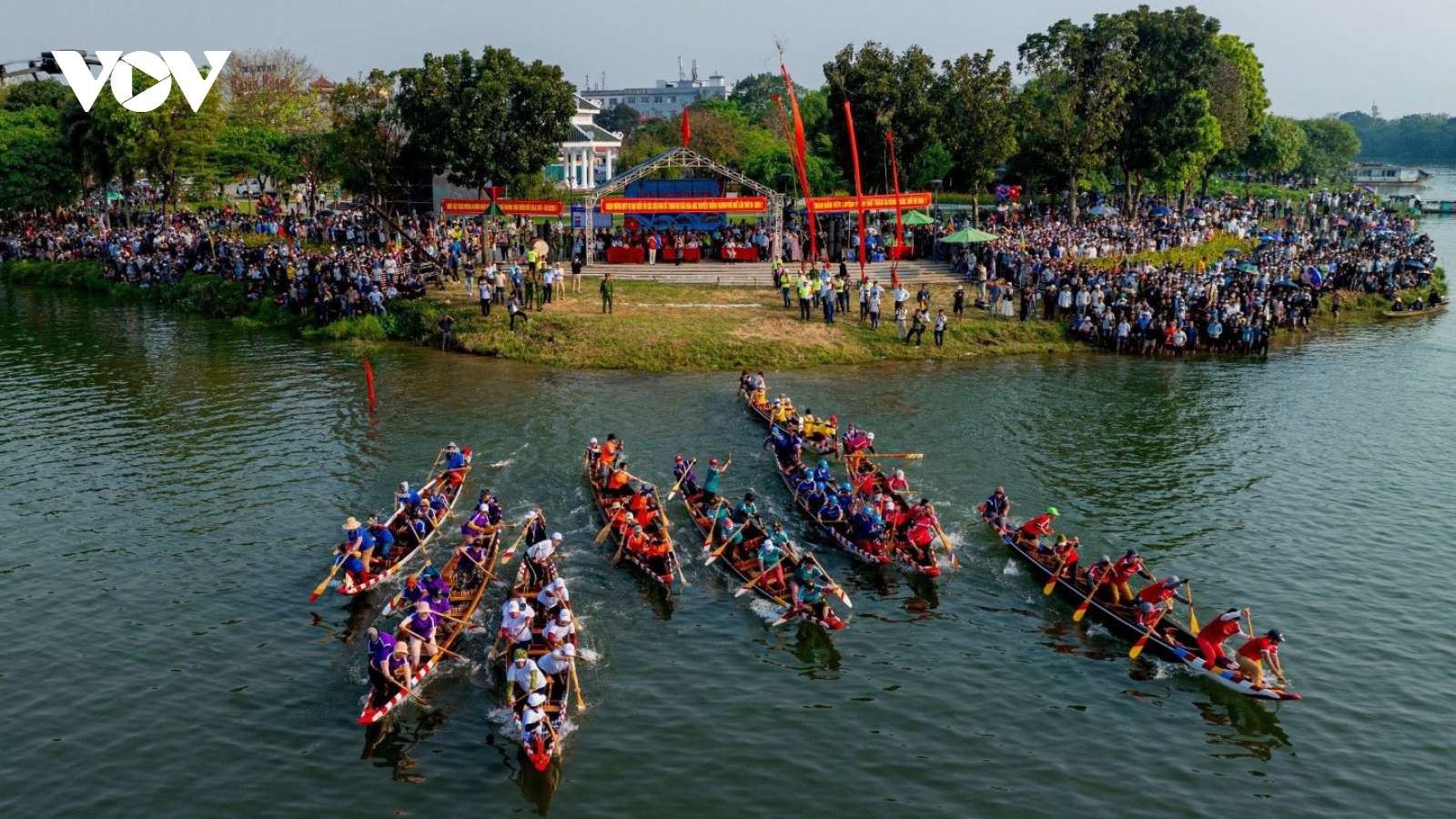 Du khách đổ về Huế xem đua ghe truyền thống trên sông Hương