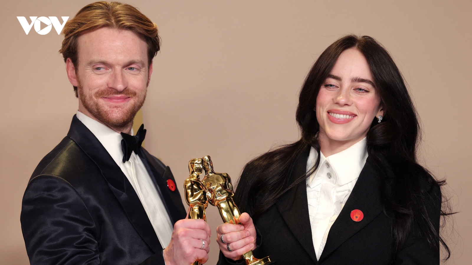 Ca sĩ 'Barbie' Billie Eilish trở thành người trẻ nhất giành được 2 giải Oscar