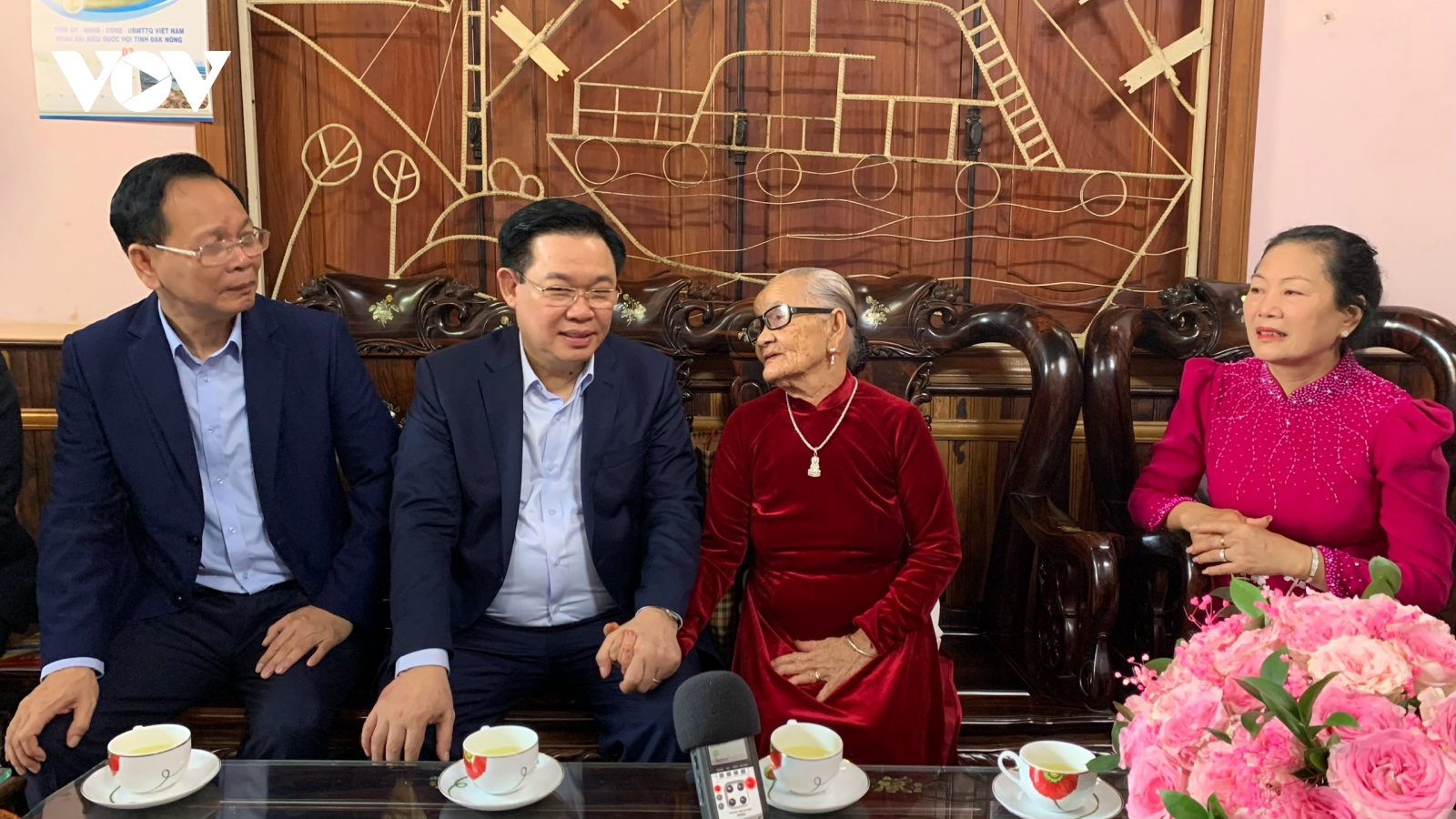 Chủ tịch Quốc hội thăm gia đình Mẹ Việt Nam Anh hùng tại Đắk Nông