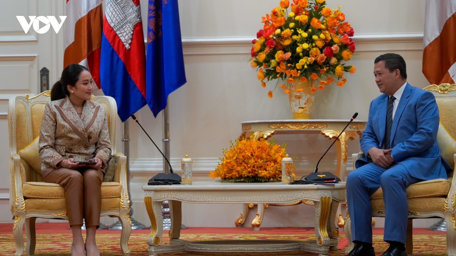 Con gái ông Thaksin tới Campuchia
