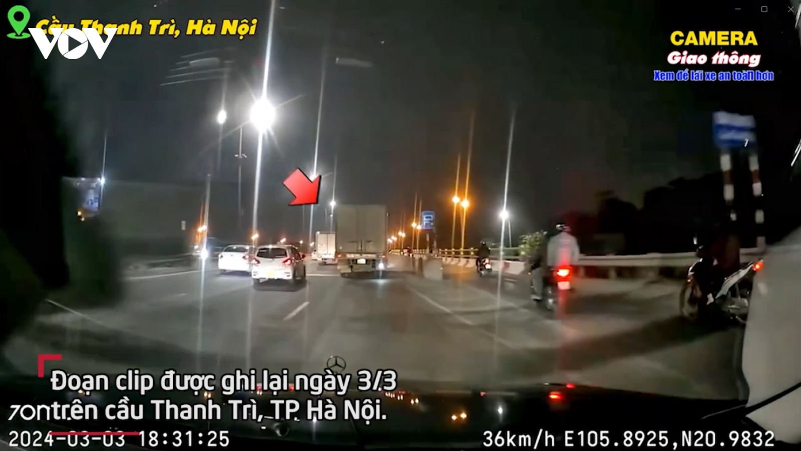 Tông đổ dải phân cách gây tai nạn với người đi xe máy, tài xế thản nhiên bỏ chạy