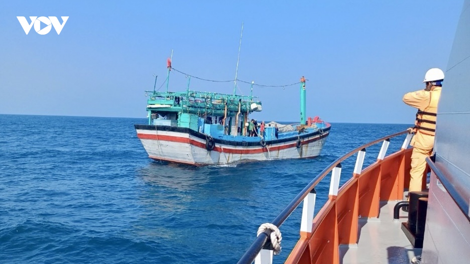 Cấp cứu thuyền viên tàu cá Bình Định bị nạn trên biển
