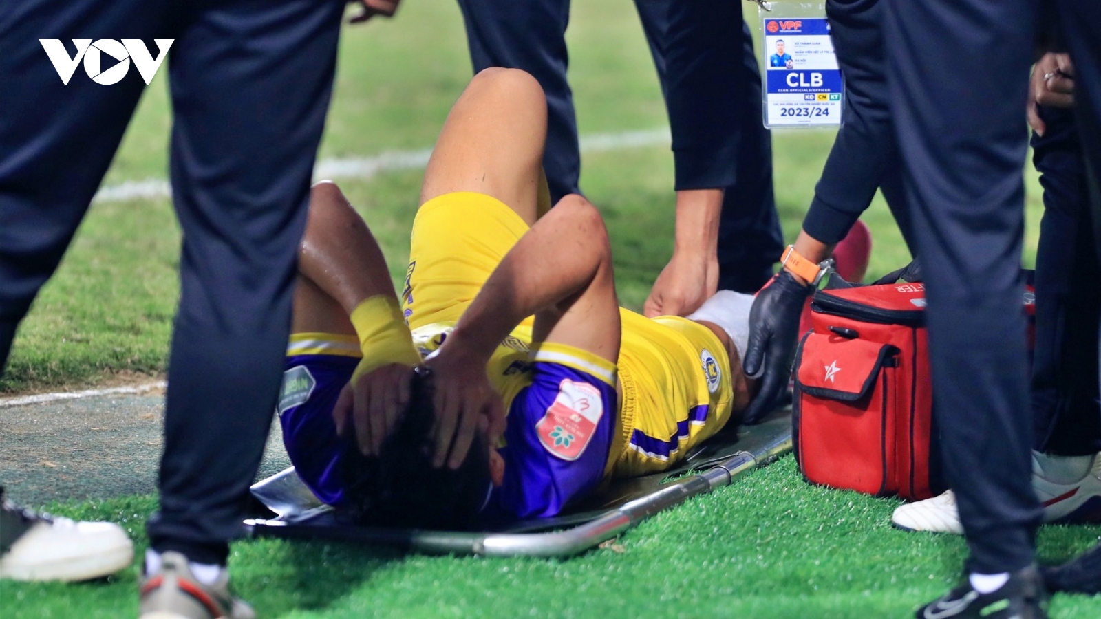 Tuấn Hải nhập viện cấp cứu sau pha vào bóng triệt hạ của cựu cầu thủ HAGL