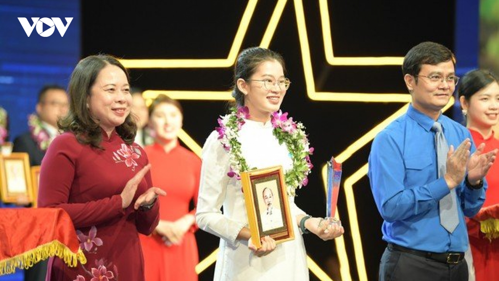 Quyền Chủ tịch nước Võ Thị Ánh Xuân trao giải thưởng Gương mặt trẻ Việt Nam