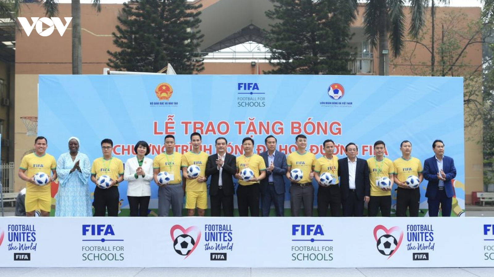 Lễ trao tặng bóng - Chương trình Tập huấn bóng đá học đường FIFA