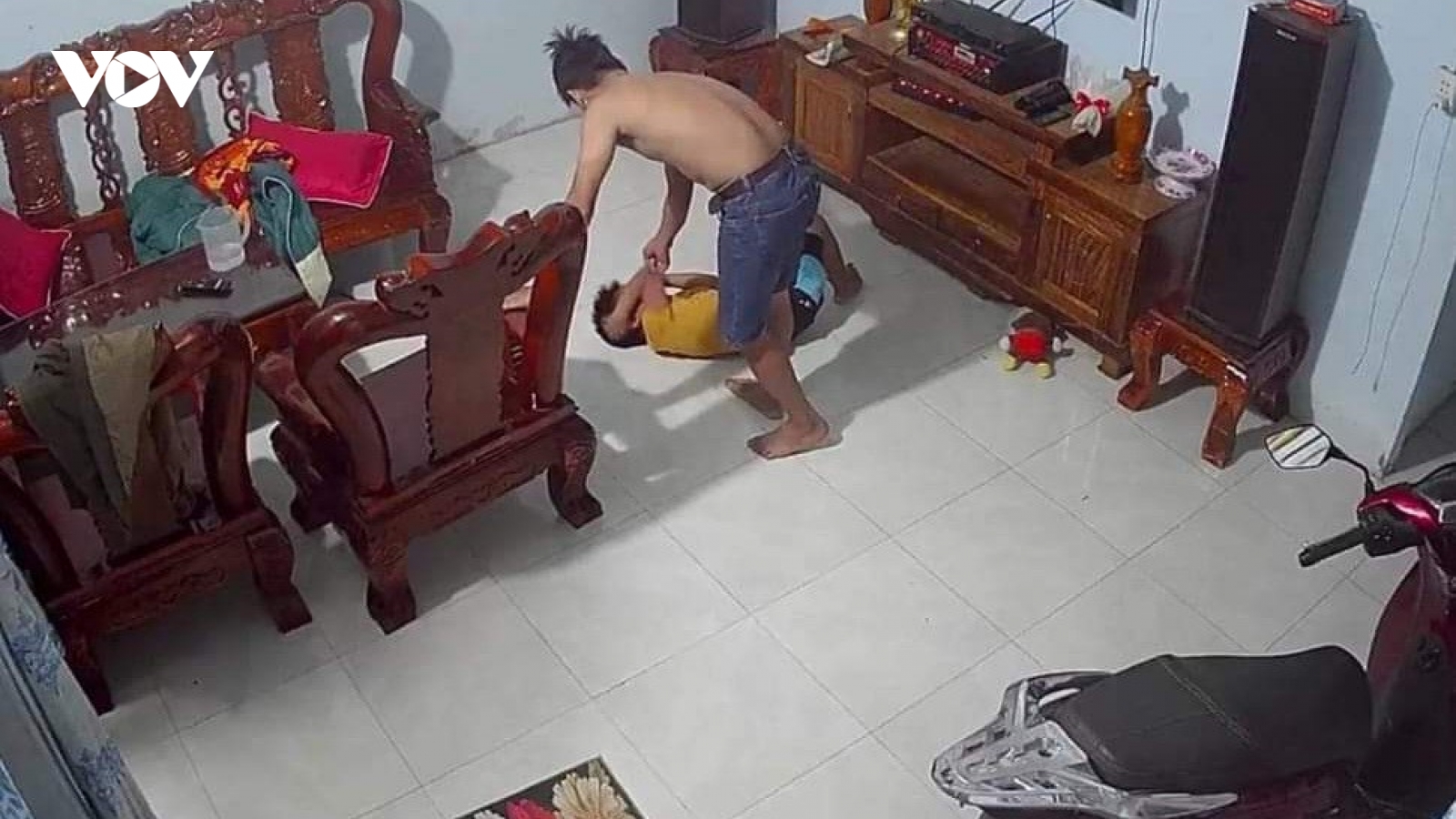 Danh tính kẻ hành hạ tàn bạo bé trai ở Bình Phước
