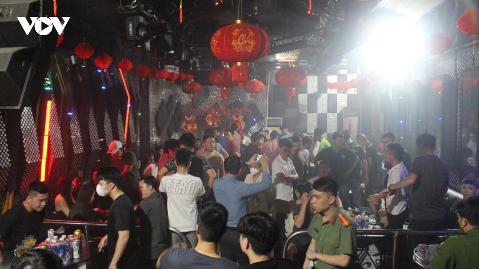 29 người "bay lắc" trong quán bar dương tính với ma túy