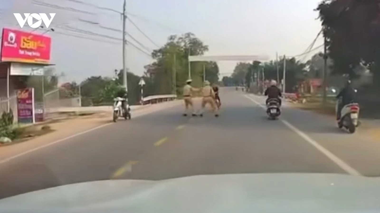 Tạm giữ đối tượng đâm thẳng xe vào CSGT đang làm nhiệm vụ ở Bắc Giang