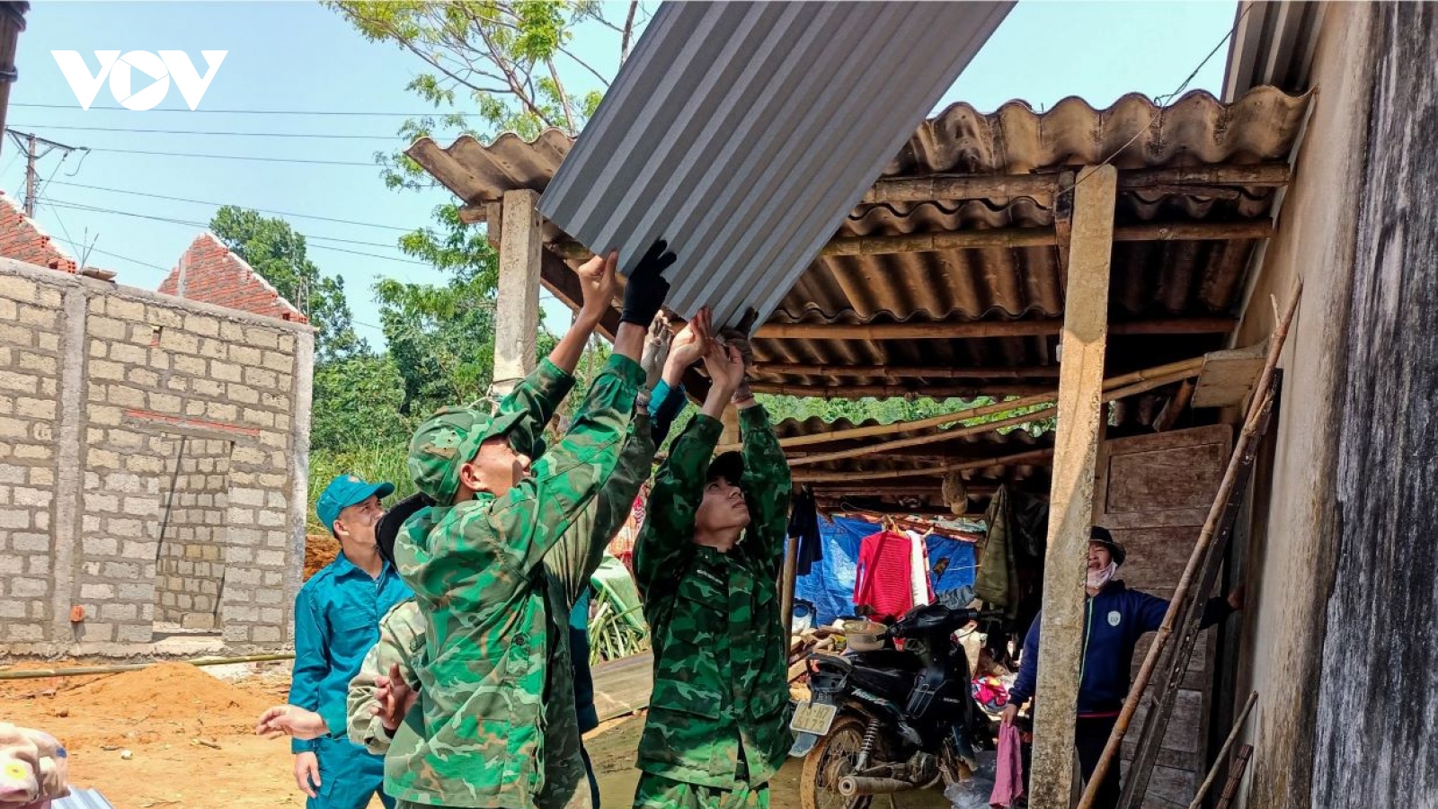 Giông lốc làm hàng chục nhà dân tốc mái ở Thừa Thiên Huế