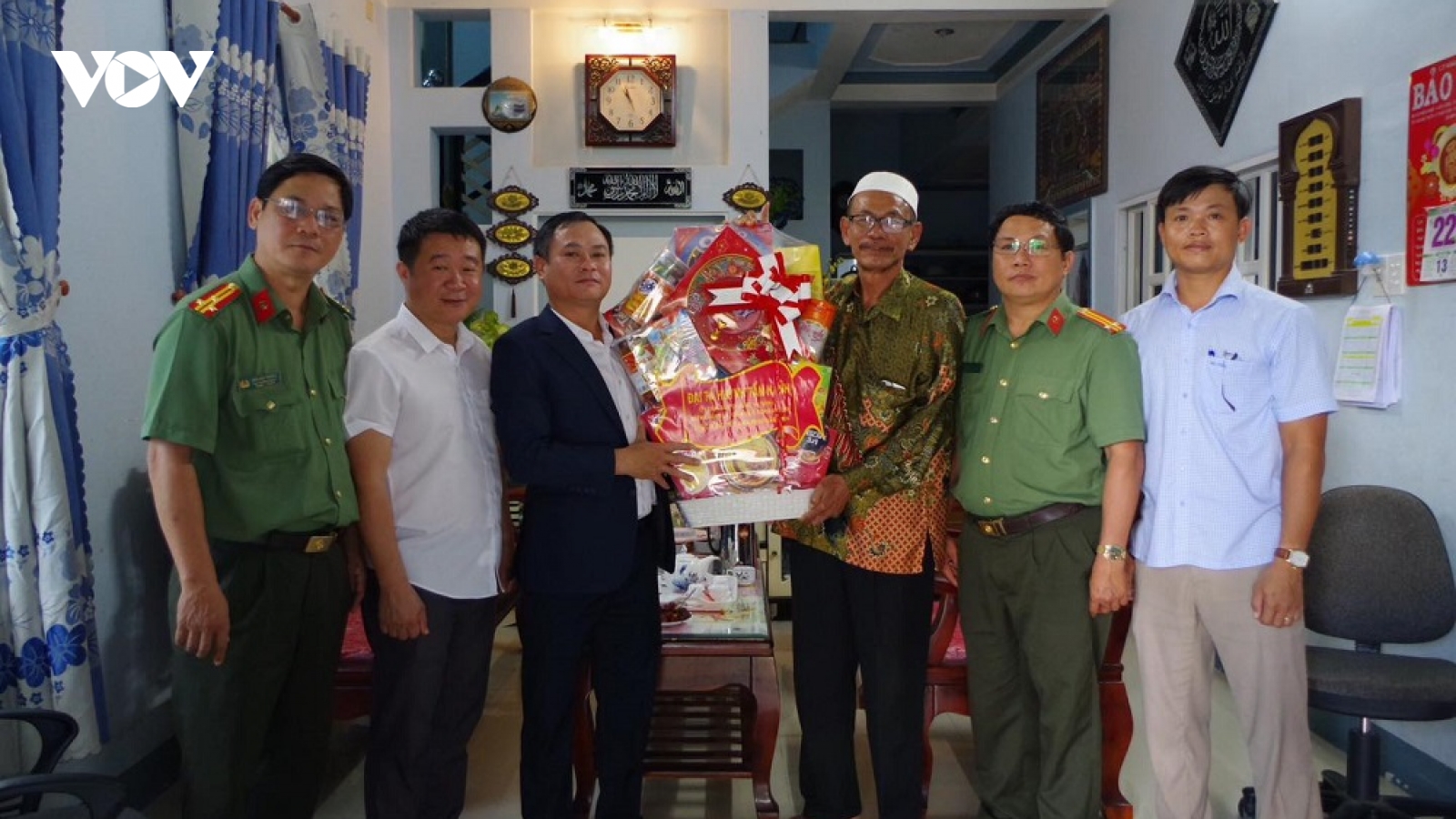 Công an Ninh Thuận thăm, tặng quà chức sắc tôn giáo nhân dịp Tết Ramưwan