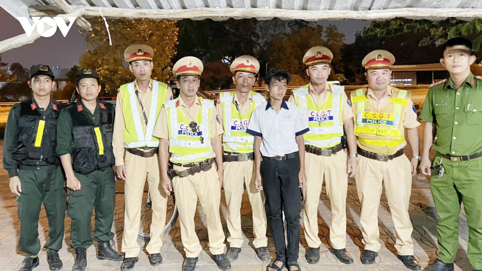 Công an Cần Thơ giúp cháu bé 13 tuổi đi lạc về nhà an toàn