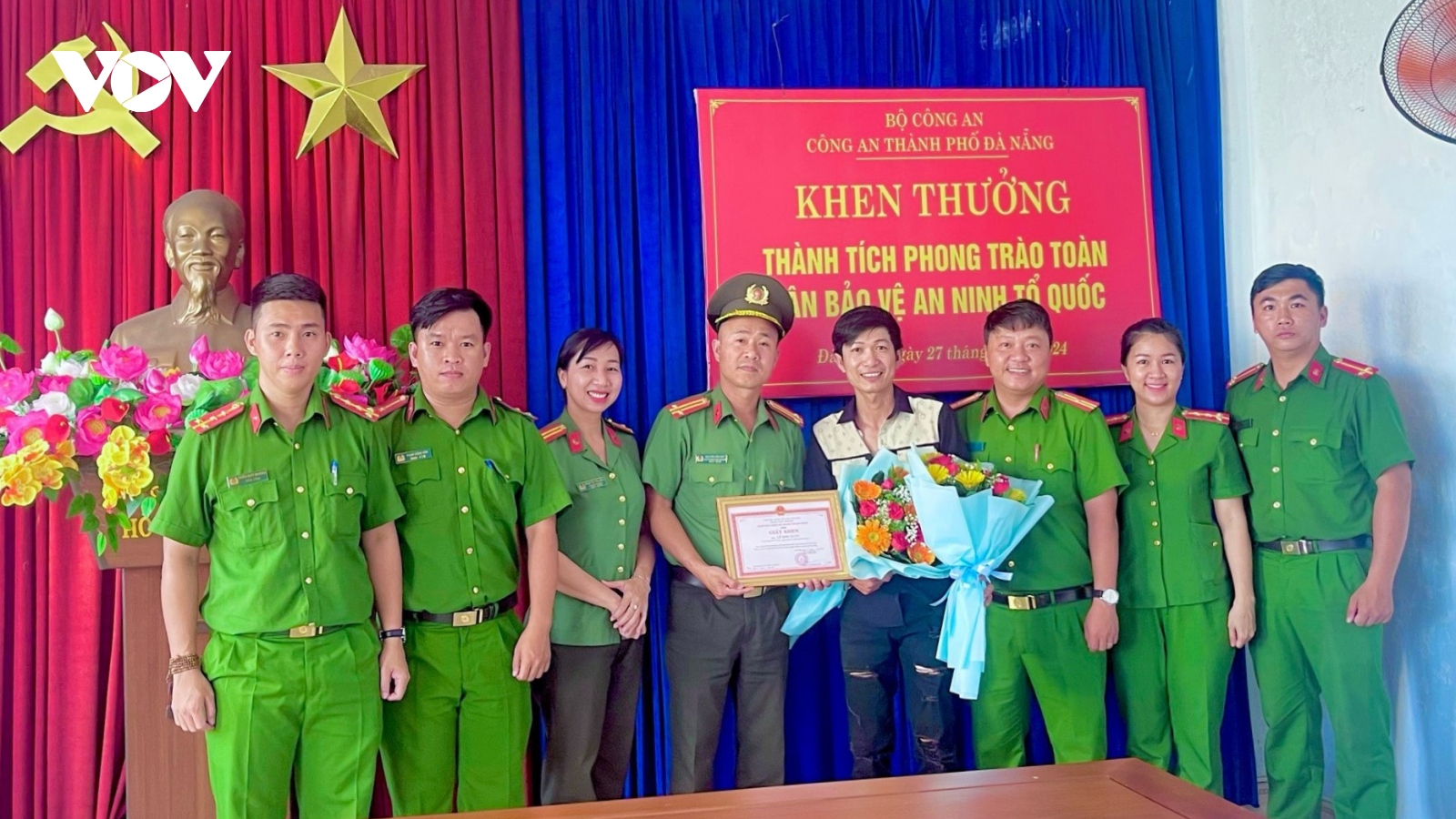 Khen thưởng công dân phối hợp bắt giữ đối tượng “chống người thi hành công vụ”