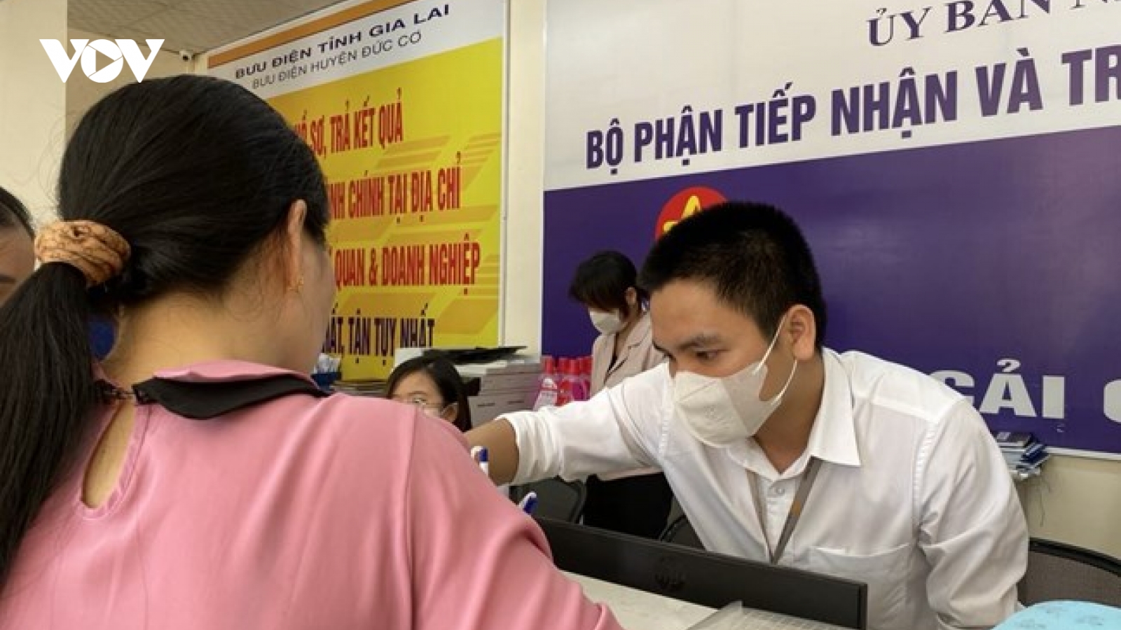 Vì sao người dân chưa "mặn mà" với Dịch vụ công trực tuyến?
