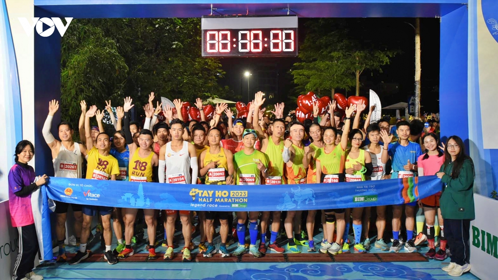 10.000 vận động viên tranh tài ở Tay Ho Half Marathon 2024