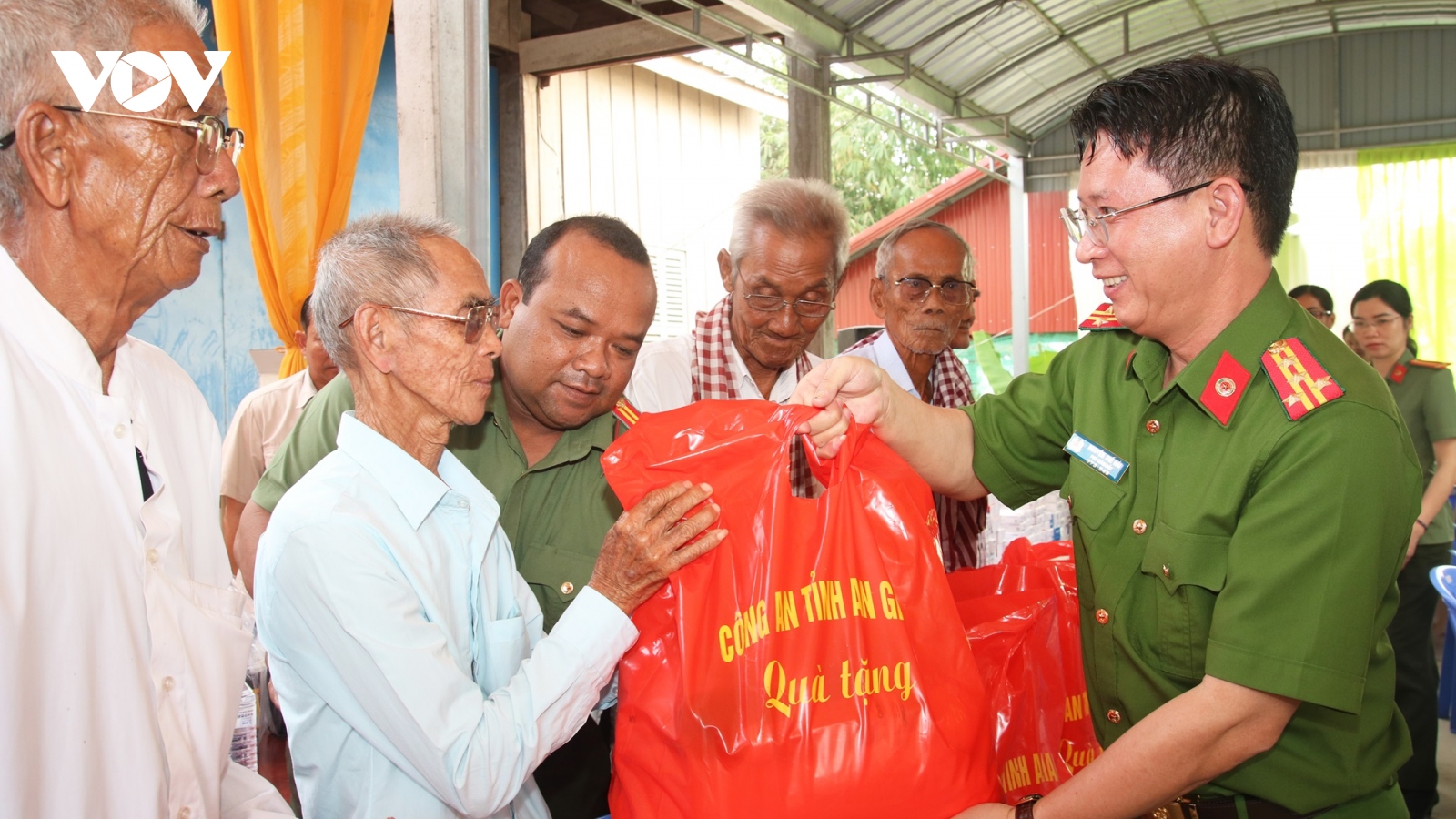 Khám bệnh, tặng quà cho người dân Campuchia và người Campuchia gốc Việt