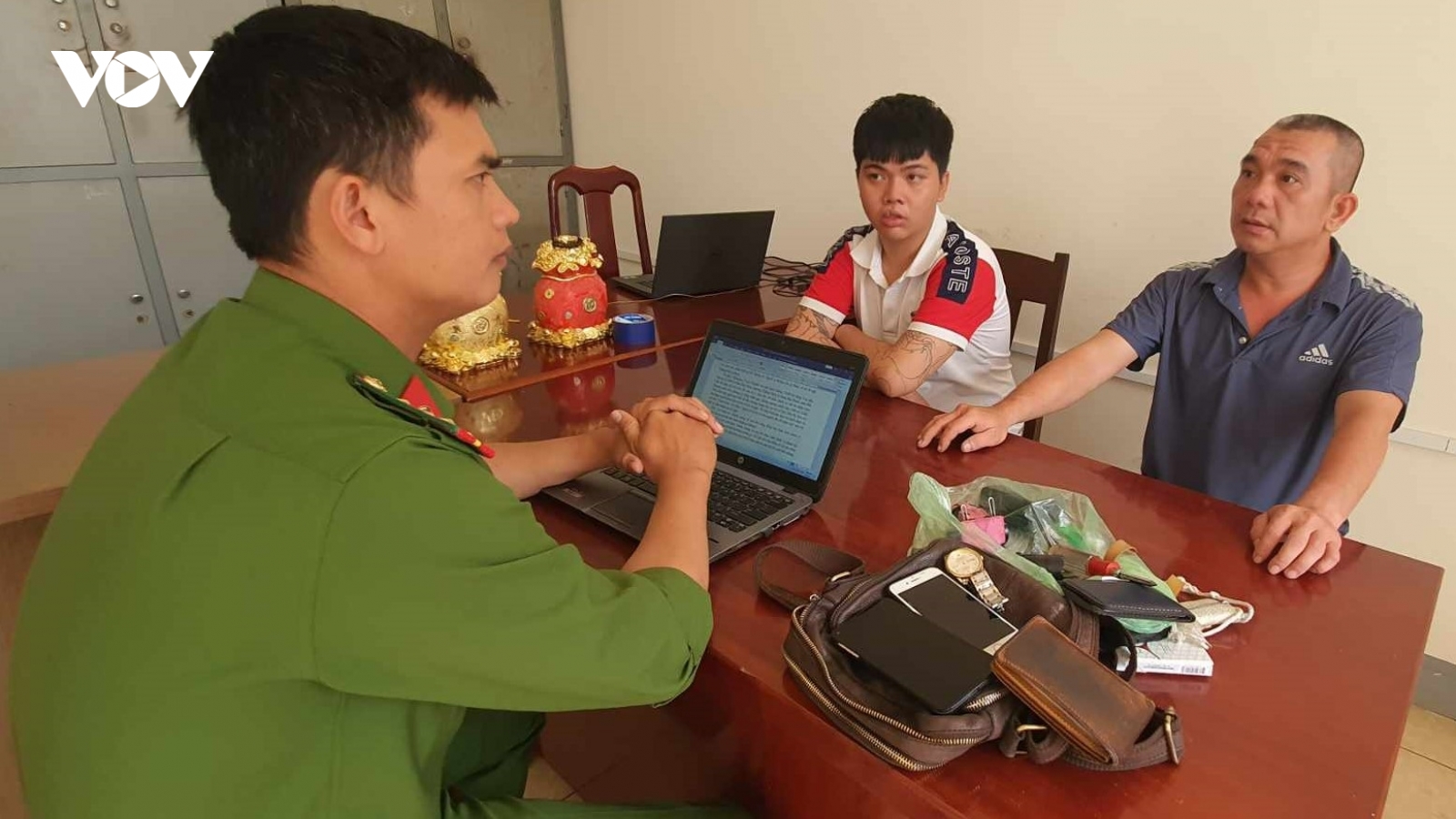 Bắt đối tượng liên tiếp dùng gạch, đá đập kính xe ô tô trộm tài sản