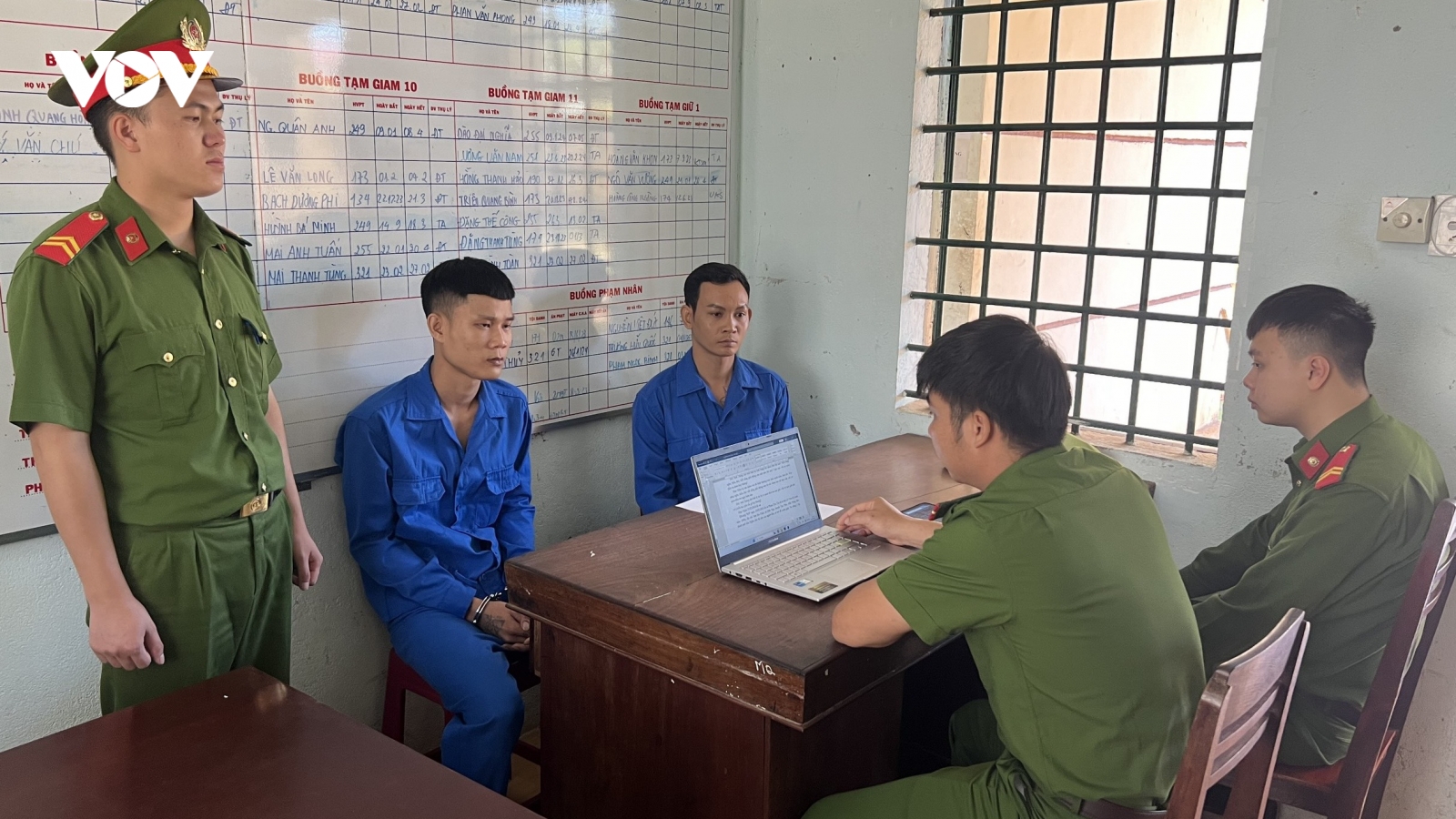 Mới ra tù lại rủ nhau đi cướp giật dây chuyền