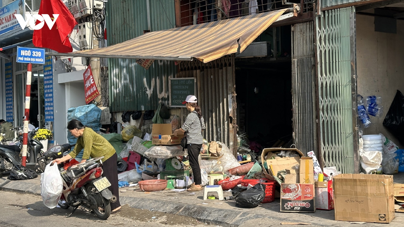 Cơ sở thu mua phế liệu trong khu dân cư tiềm ẩn nguy cơ cháy nổ