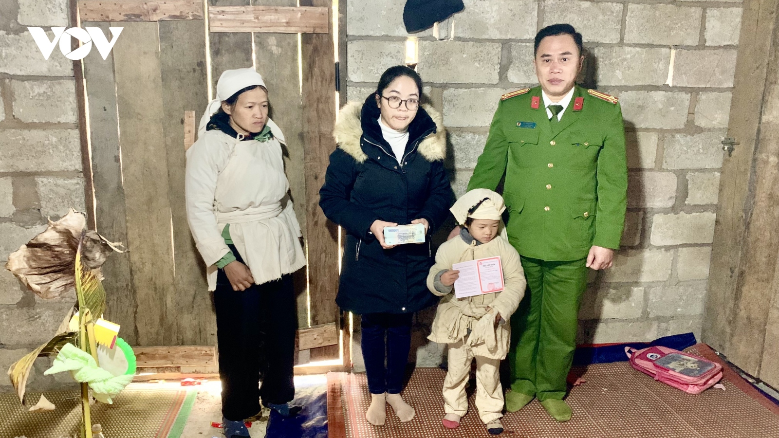 Hàng trăm nhà hảo tâm chung tay giúp cháu bé mồ côi ở bản miền núi Cao Bằng