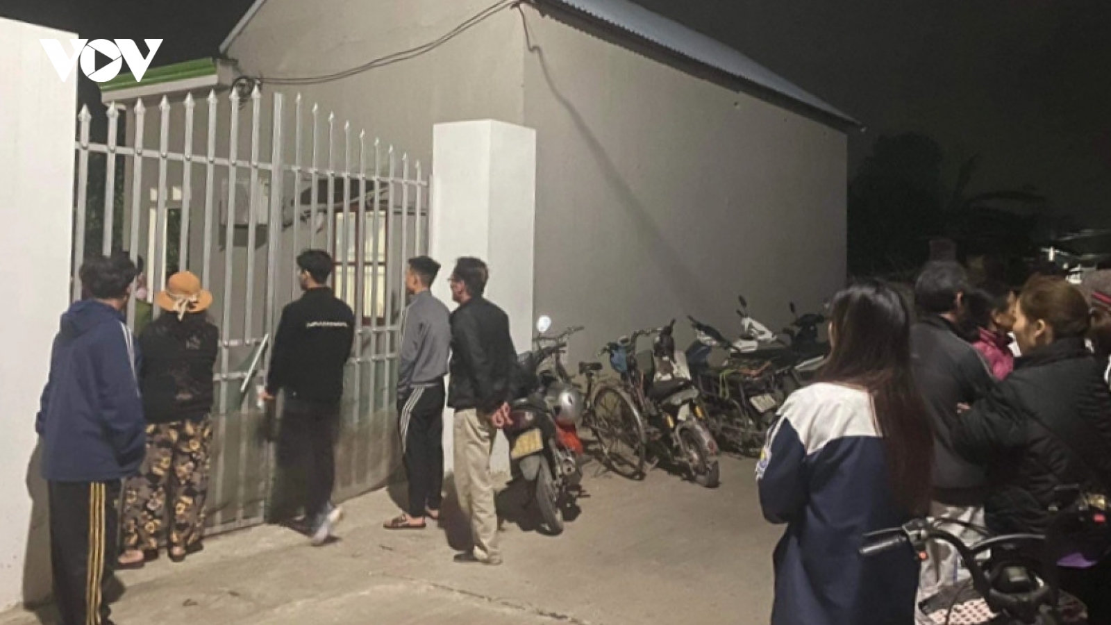 Nóng 24h: Khám nghiệm hiện trường vụ việc người phụ nữ nghi bị chồng sát hại