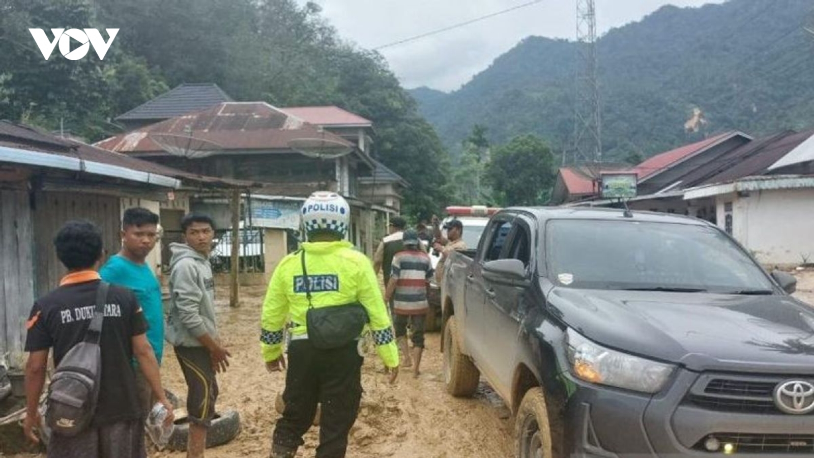 Hàng chục nghìn người sơ tán do lũ lụt, lở đất ở Indonesia