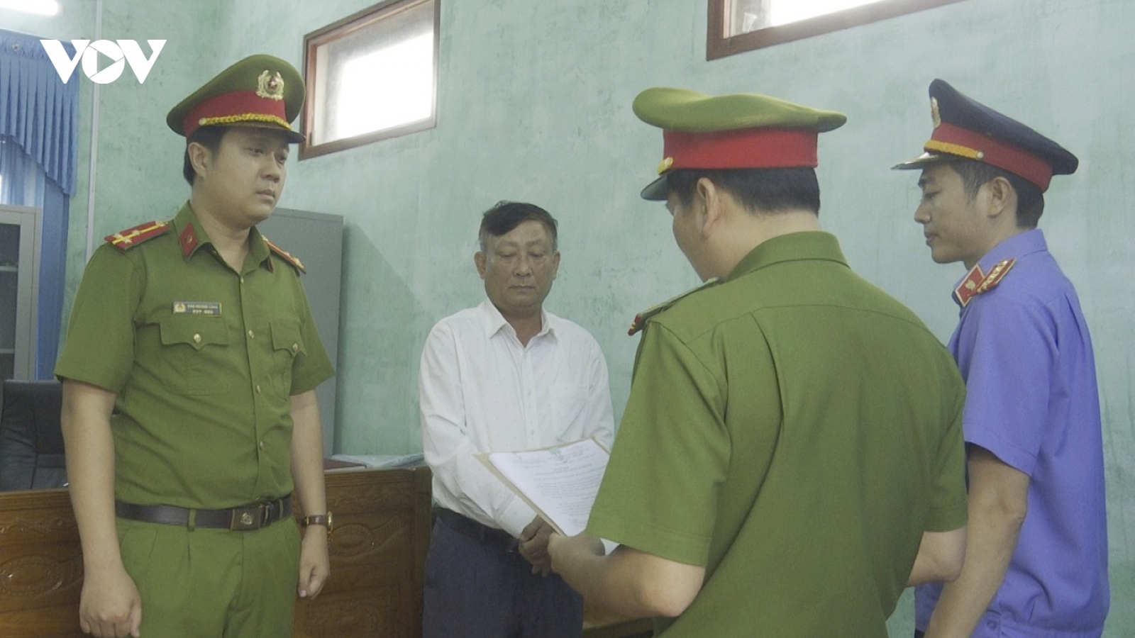 Bắt tạm giam nguyên chủ tịch xã tại Quảng Bình
