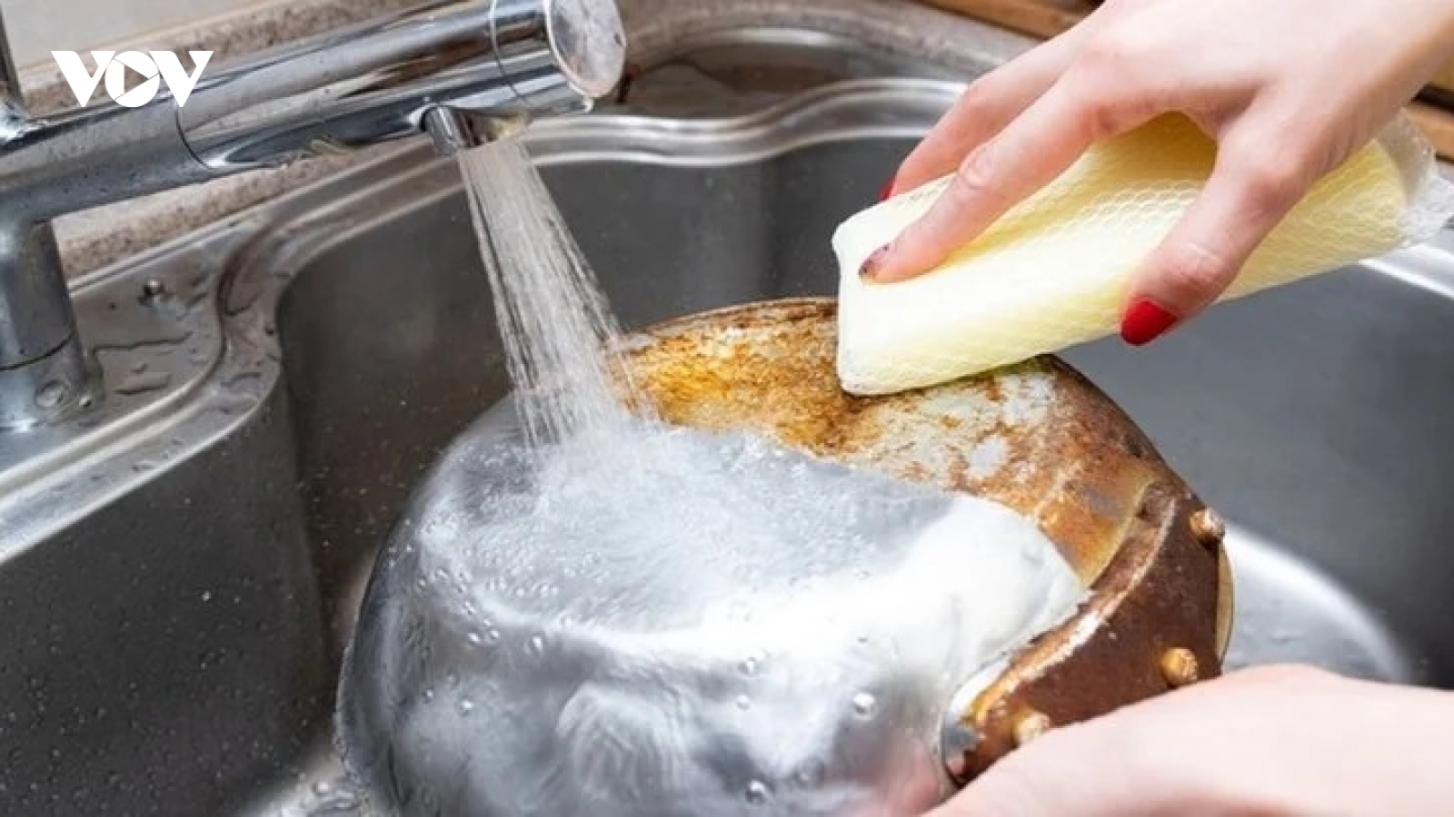 Làm sạch đáy nồi inox bị cháy đen cực nhanh bằng cách này