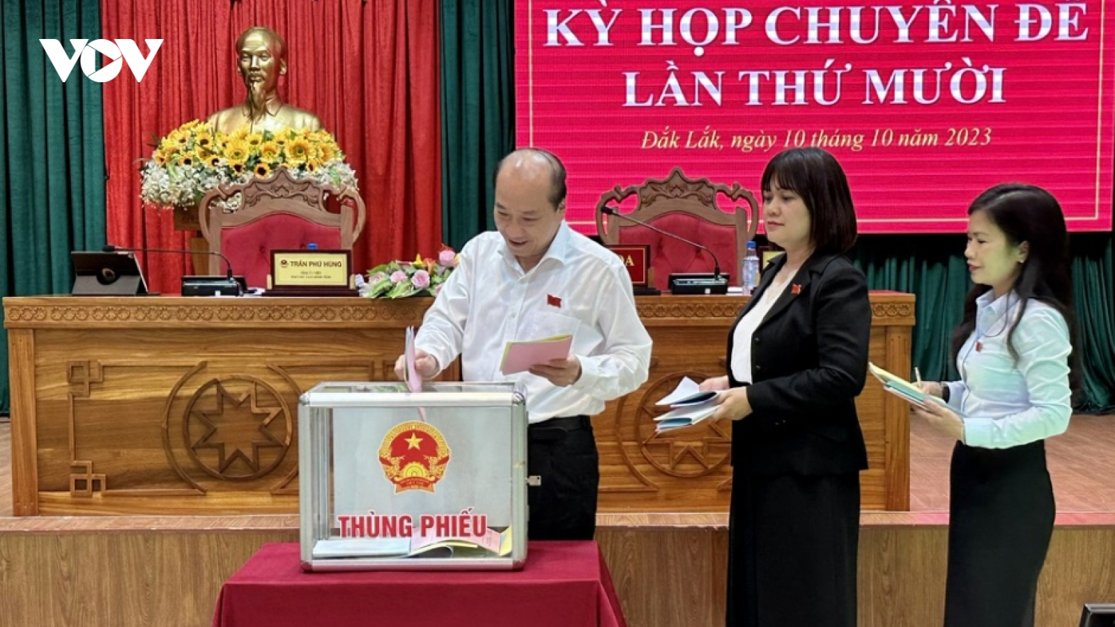 10 cán bộ có trên 50% phiếu "tín nhiệm thấp" ở HĐND được xử lý ra sao?