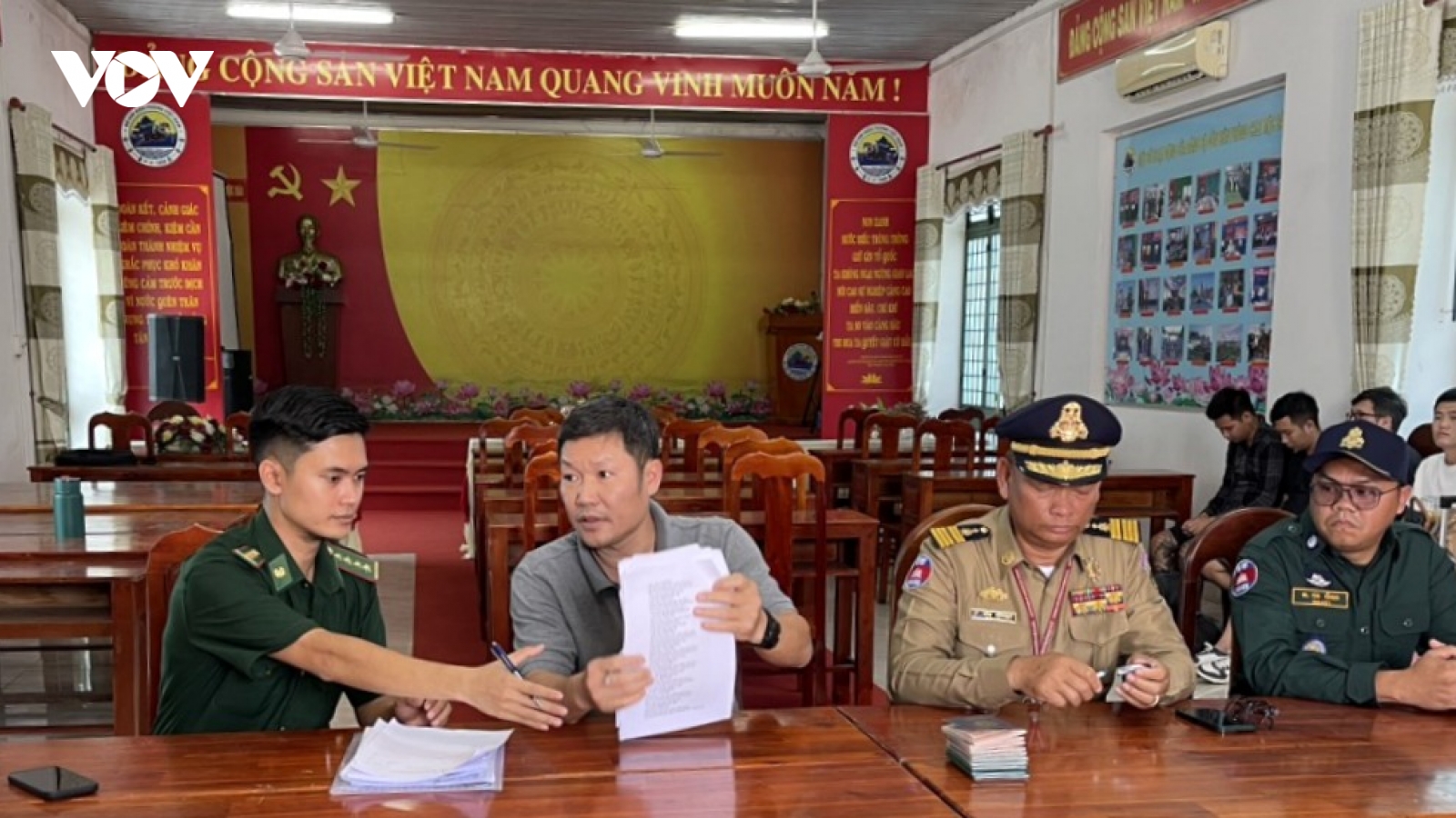 Tiếp nhận 15 công dân Việt Nam bị lừa sang Campuchia làm "việc nhẹ lương cao"