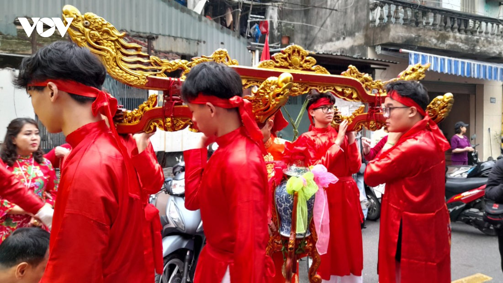 Độc đáo lễ rước nước truyền thống đền Đồng Nhân tưởng nhớ công lao Hai Bà Trưng