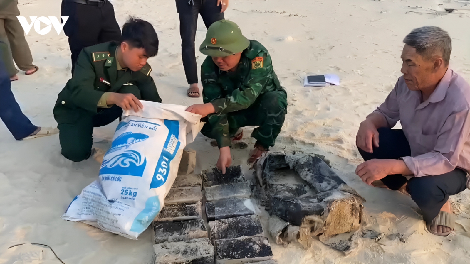 Phát hiện hơn 20kg chất nghi ma túy trôi dạt vào bờ biển Quảng Bình