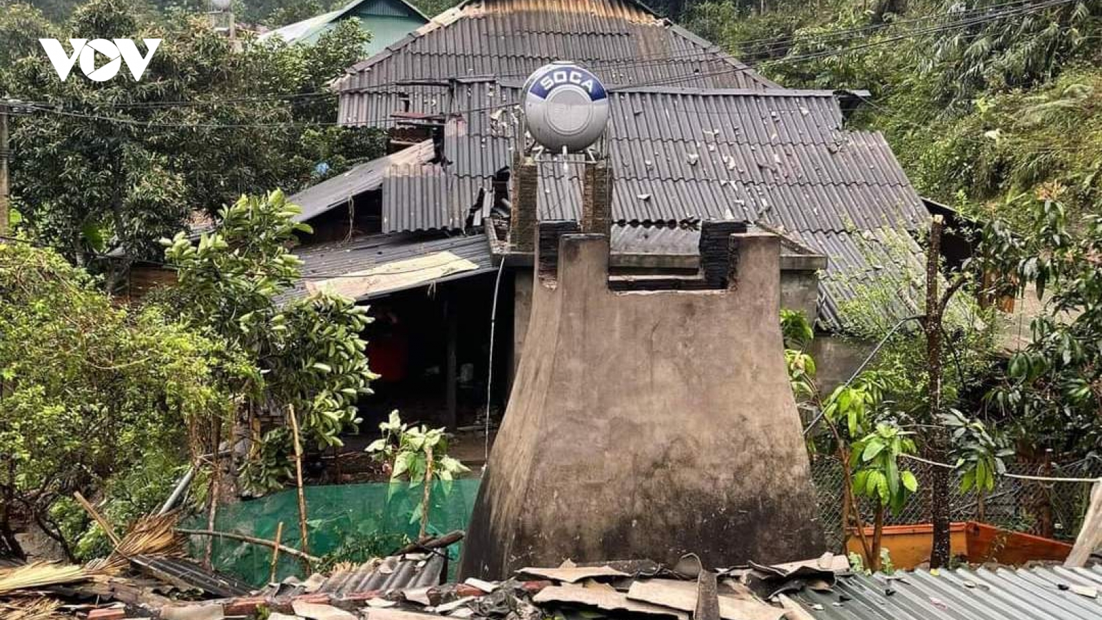 Dông lốc, mưa đá làm 1 người bị thương, hư hỏng nhiều tài sản ở Yên Bái