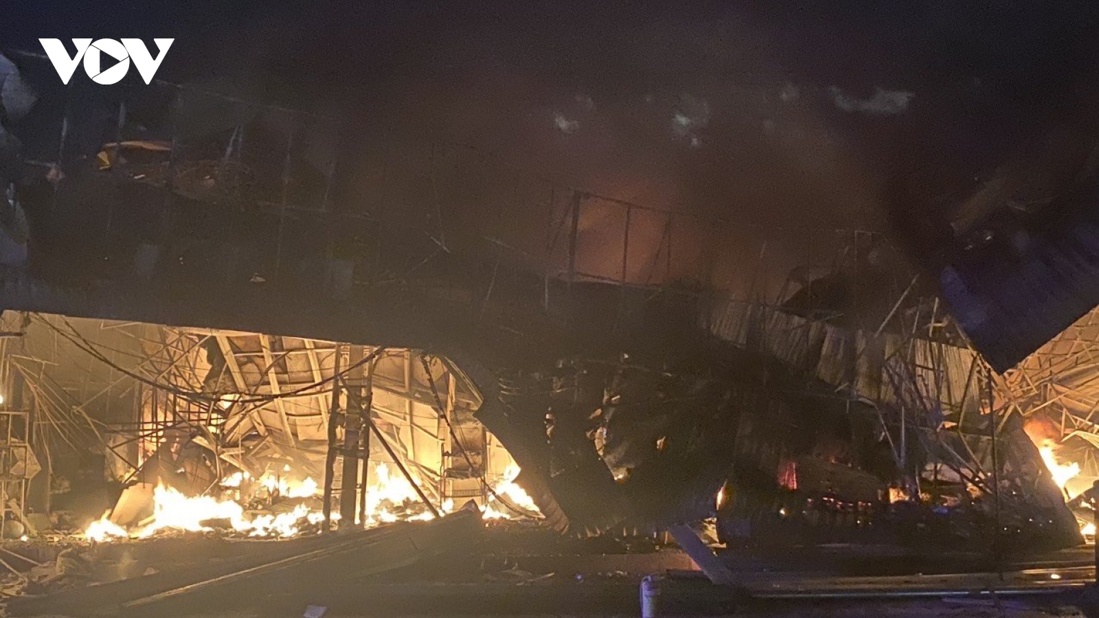Nhà sách Tuấn Minh ở Bình Phước đổ sập sau vụ cháy