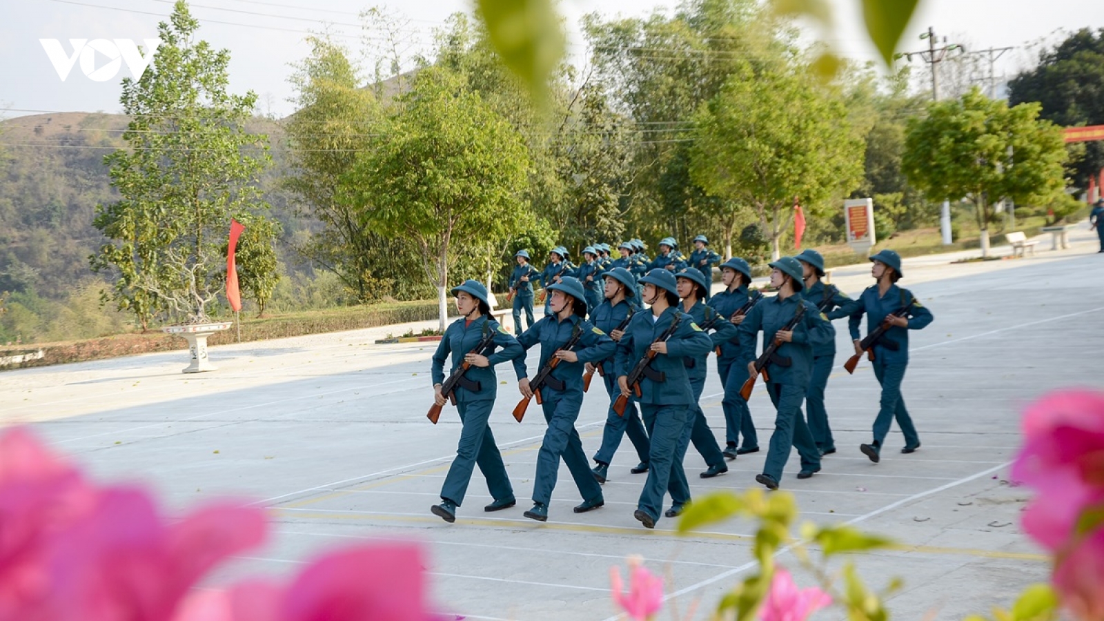 Những “bông hồng” miệt mài tập luyện diễu binh trên thao trường