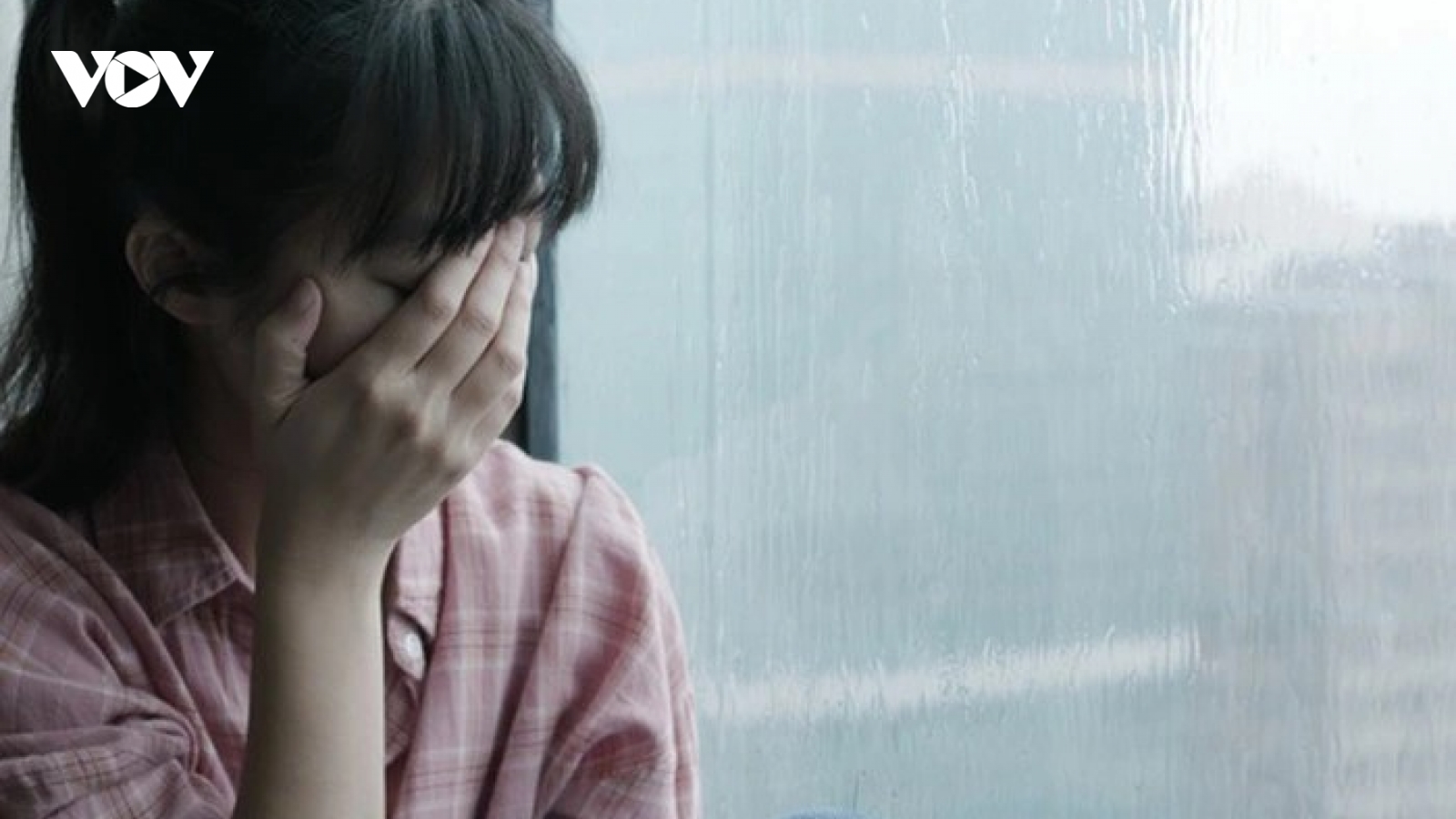 Tôi đi xuất khẩu lao động về, chồng không cho vào nhà và gặp con