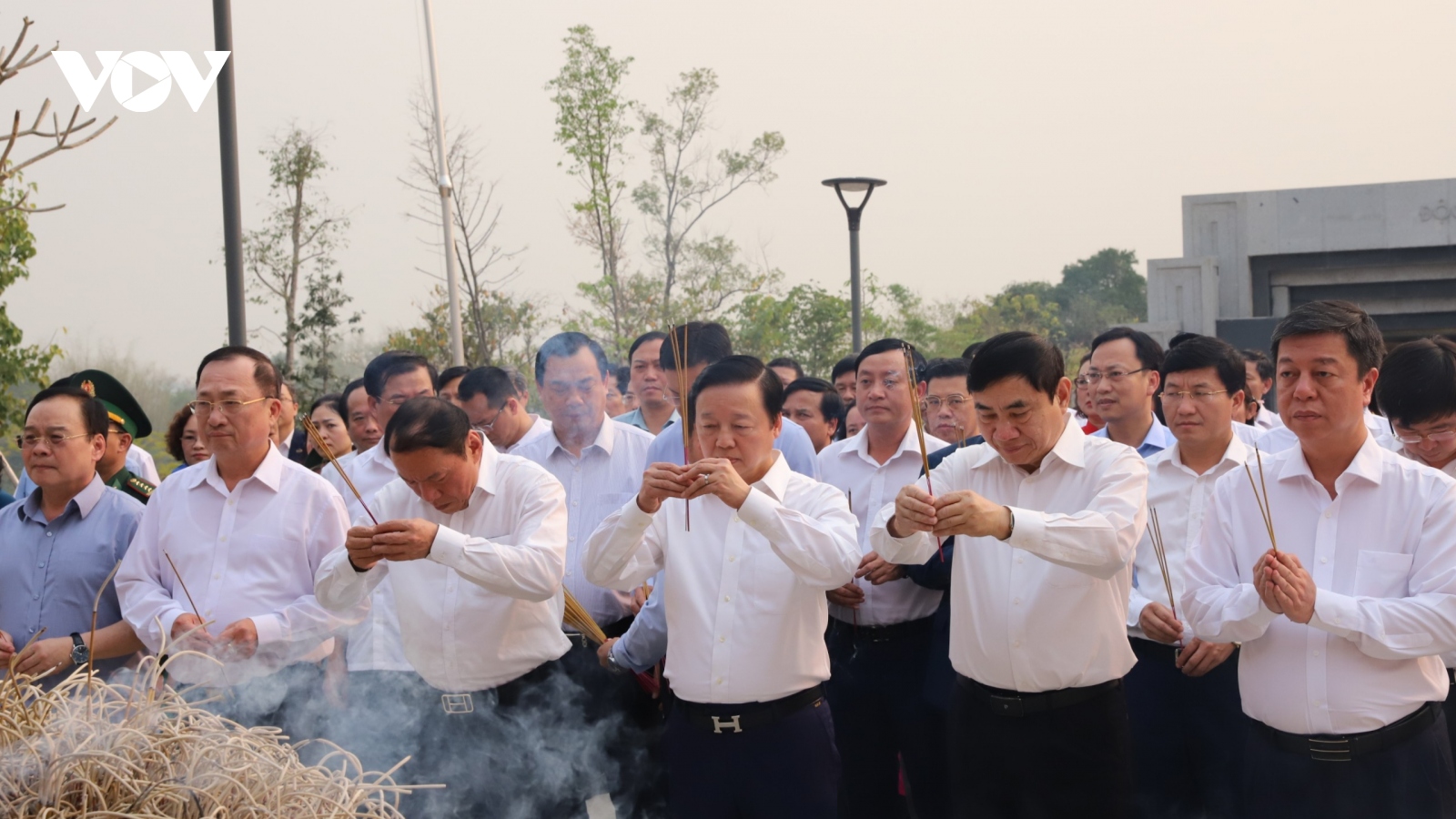 Phó Thủ tướng Trần Hồng Hà dâng hương tại Đền thờ liệt sĩ Điện Biên Phủ