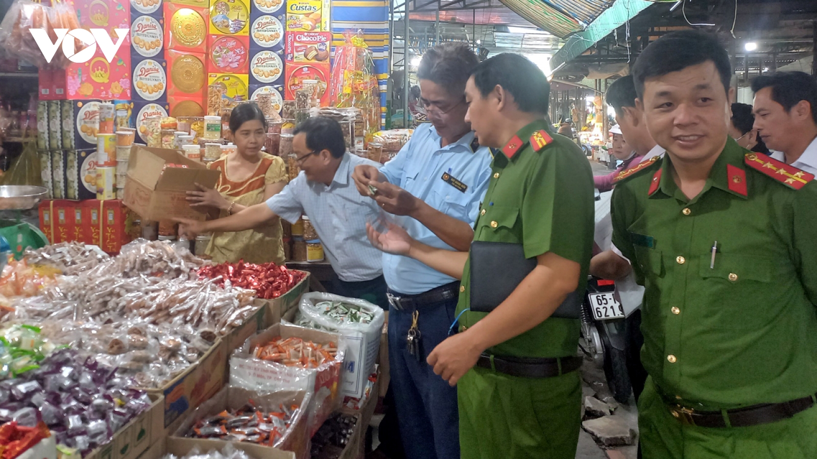 Hộ kinh doanh đóng cửa hàng loạt phần nhiều lo ngại bị kiểm tra hàng giả, hàng nhái